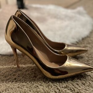Metallic gold 4 inch womens heels. Size European 40.